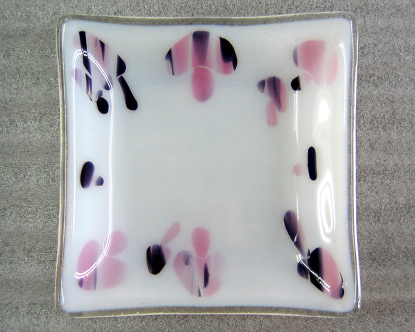 ピンクきのこのガラス皿　ＳＤ３７３ 1枚目の画像