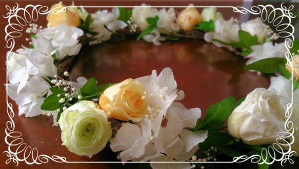 プリザーブドフラワーバラとアイビーの花冠（白アジサイ） 1枚目の画像