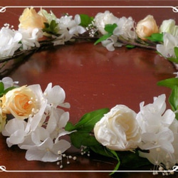 プリザーブドフラワーバラとアイビーの花冠（白アジサイ） 2枚目の画像