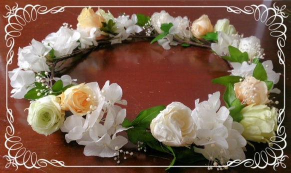 プリザーブドフラワーバラとアイビーの花冠（白アジサイ） 2枚目の画像