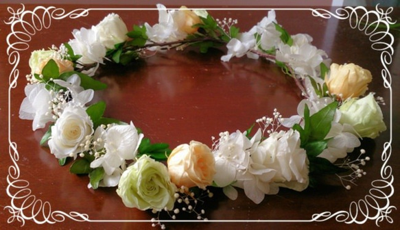 プリザーブドフラワーバラとアイビーの花冠（白アジサイ） 3枚目の画像