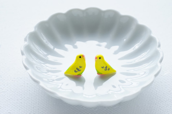 虎皮鸚鵡（黃色）樹脂加工的耳環和耳環 第2張的照片