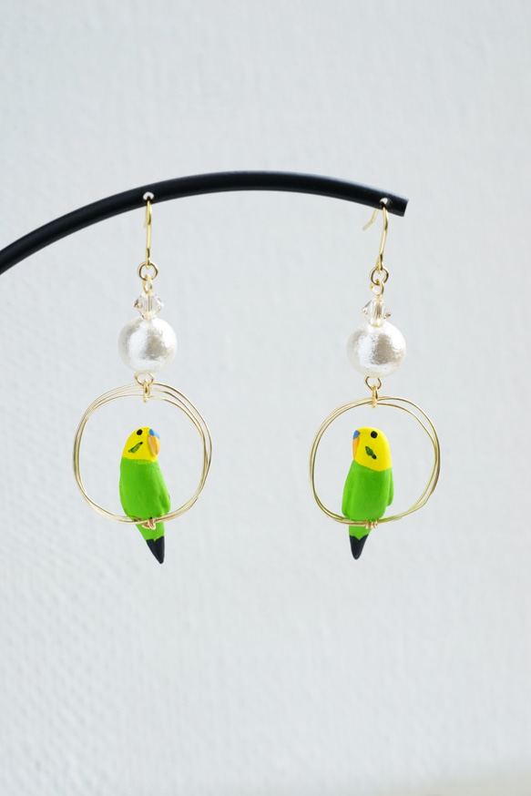 環騎虎皮鸚鵡（綠色）耳環配棉珍珠耳環 第1張的照片