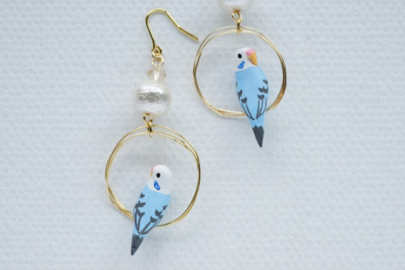 環騎虎皮鸚鵡（淺藍色）耳環，配以純棉珍珠耳環 第4張的照片