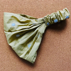 限定2個　インドの伝統的な布より　小花刺繍が大人可愛い幅広ターバン 3枚目の画像