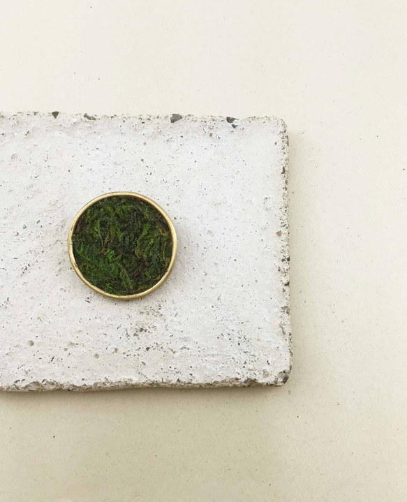 苔ブローチ　マル 2枚目の画像