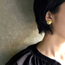 真鍮アクセサリー「重なる葉 イヤリング」 4枚目の画像