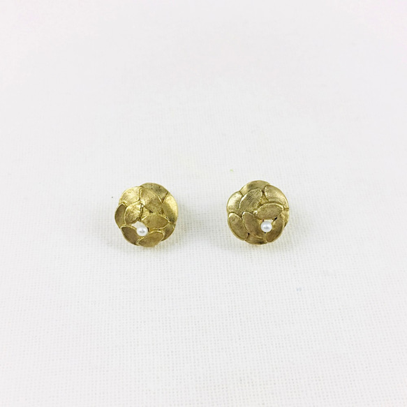 真鍮アクセサリー「重なる葉 ピアス」 2枚目の画像