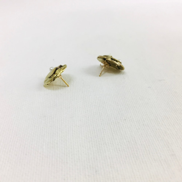 真鍮アクセサリー「重なる葉 ピアス」 3枚目の画像